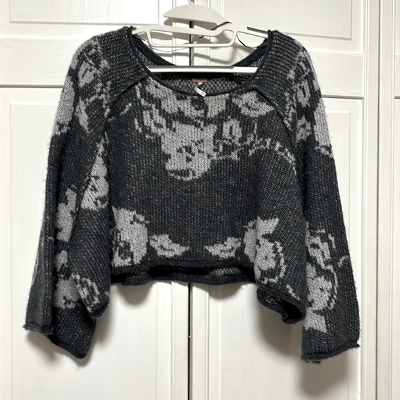 Free People crop sweater NWOT, size XS but oversized. Dark and light gray. - Picture 1 of 7